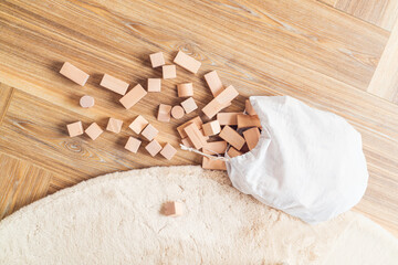 Holzklötze mit Stoffbeutel auf dem Fußboden von oben - 412595812