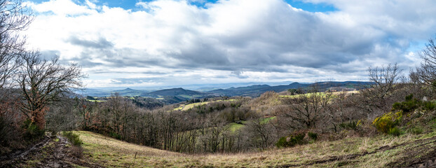 vue panoramique sur la campagne et les monts d'Auvergne