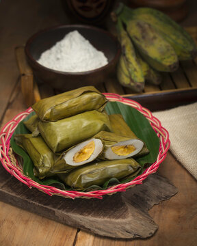 Bowl of Indonesian rice cakes in banana leaves
