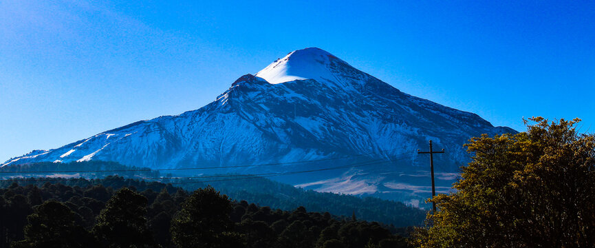 El Pico de Orizaba, la monta&ntilde;a m&aacute;s alta de M&eacute;xico se cubre por un manto blanco de nieve de vez en cuando, esta hermosa monta&ntilde;a es una zona natural protegida. 