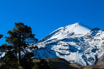 El Pico de Orizaba, la montaña más alta de México se cubre por un manto blanco de nieve de vez en cuando, esta hermosa montaña es una zona natural protegida. 