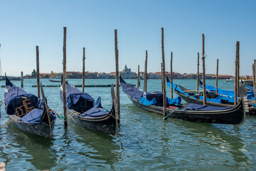 Fototapeta premium discovery of the city of Venice and its small canals and romantic alleys
