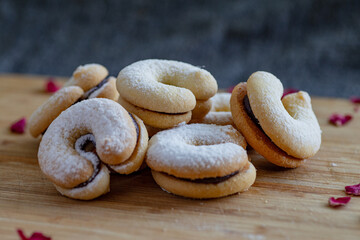 ciastka z cukrem pudrem podkowy na desce słodycze z konfiturą