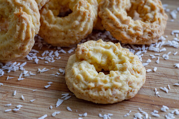 kokosowe ciastka okrągłe na desce z kokosem