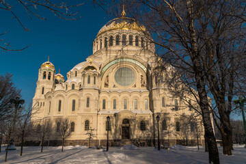 Fototapeta na wymiar St. Nicholas Sea Cathedral on a frosty February day.