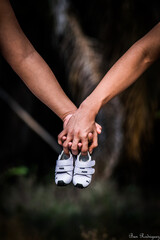 primero embarazo pareja de adolescentes en paisaje 