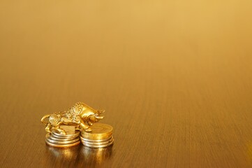 A bull figurine with coins on the table.