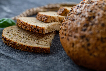 chleb wholewheat bread pełnoziarnisty kromka bułka - obrazy, fototapety, plakaty
