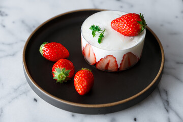 グラス入りの苺レアチーズケーキ