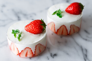 グラス入りの苺レアチーズケーキ