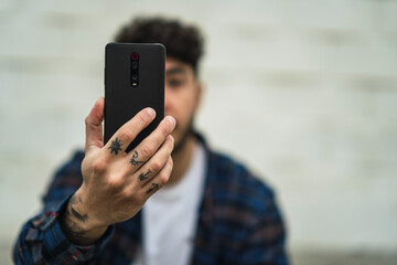 Chico atractivo joven con barba con ropa casual y camisa con skate