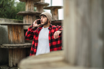 Chico atractivo joven con barba con ropa casual y camisa con skate