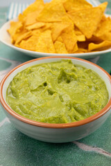 plat de guacamole et  de chips tortillas