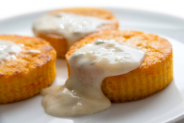 Medaglioni di polenta con fonduta di gorgonzola, Cucina Italiana