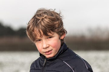 jeune garçon blond en hiver