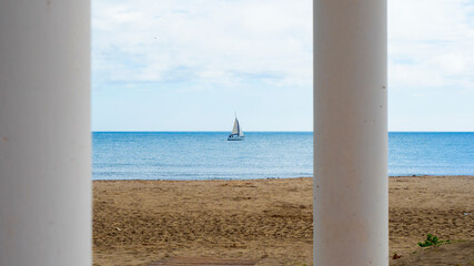 Barco recreativo de vela navegando por las tranquilas aguas de Fuengirola