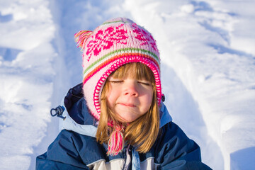Fototapeta na wymiar Mädchen fährt mit Schlitten durch tiefen Schnee