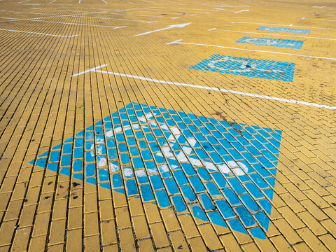 Simbolo de aparcamiento reservado para minusvalidos en el pavimento de un aparcamiento en Fuengirola