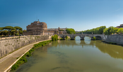 Fototapeta na wymiar Engelsburg in Rom (erbaut im Jahre 139) mit der Engelsbrücke (Einweihung 134 n. Chr.) über den Tiber. / Castel Sant'Angelo in Rome (built in 139) with the Bridge of Angels (inaugurated in 134 AD) over