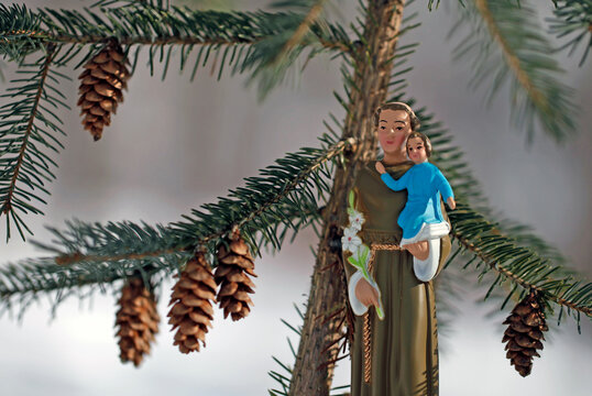 Une petit statue en plastique de Saint Antoine de Padoue
