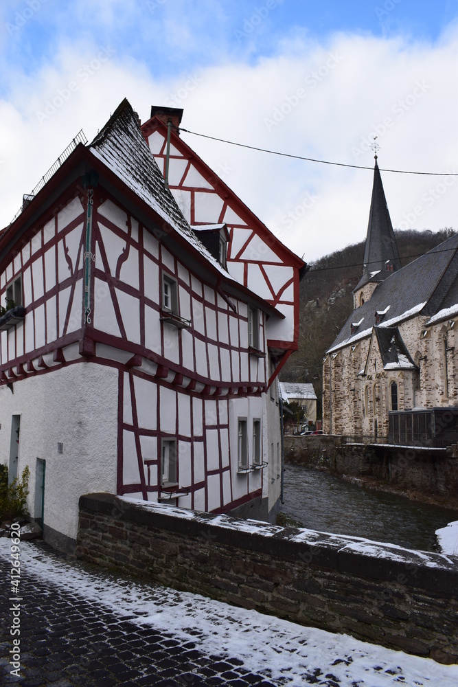 Wall mural monreal in der eifel im winter