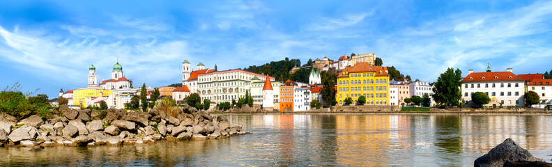Fototapeta na wymiar Gran panorama of the Inn shore and historic old town of Passau on a beautiful summer day, Germany
