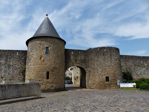 Porte de Sierck mit Platz im Vordergrund in Rodemack / Frankreich