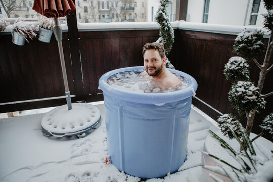 Mann macht Eisbad im Eisbecken zu Hause