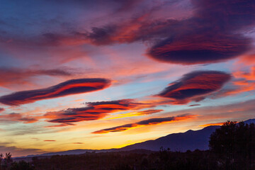 nubes rojas en la montaña.