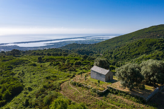 Chapelle vue sur l'étang de Biguglia