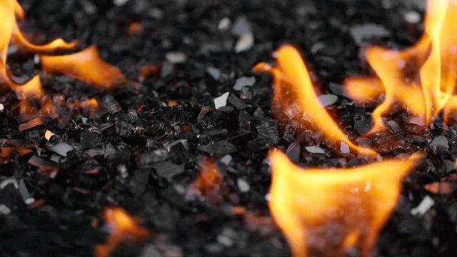 Feu au propane &agrave; l'ext&eacute;rieur sur pierres noires.