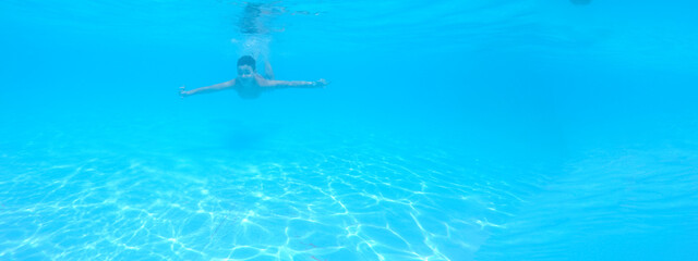 Naklejka premium boy swimming in pool with blue water in vacation
