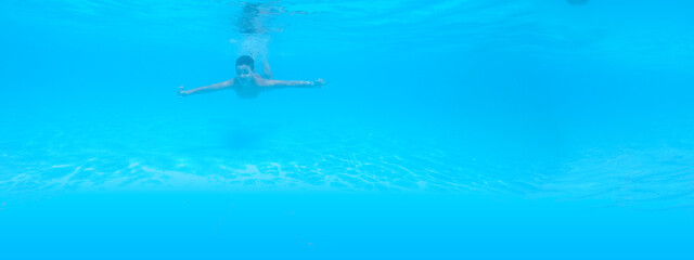 Naklejka premium boy swimming in pool with blue water in vacation