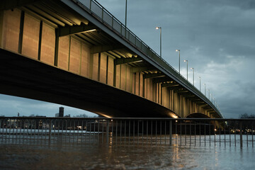 Deutzer Brücke in Köln am Abend bei Hochwasser