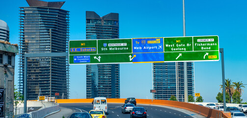 Naklejka premium MELBOURNE, AUSTRALIA - NOVEMBER 2015: Interstate road to the coastline on a sunny day