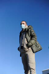 Chico con mascarilla con chandal