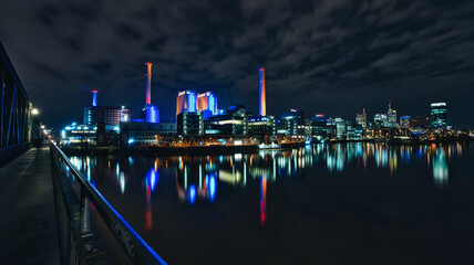 Frankfurt Skyline mit Kraftwerk bei Nacht