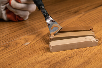 restoration of damage to laminate and parquet with wax