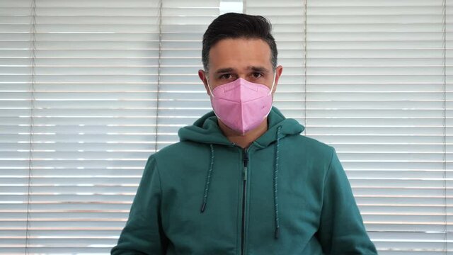 Man putting on a pik FFP2 mask to protect himself from Covid-19