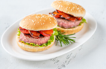 Hamburgers with grilled pepper