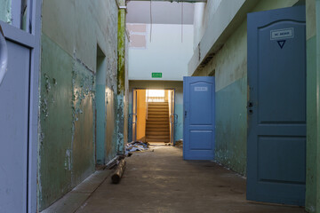 Zniszczona część socjalna w nieczynnej fabryce
