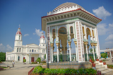 Obraz premium Kiosque et église du parc Cespedes de Manzanillo, Granma, Cuba