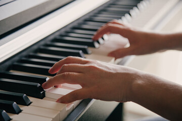 Obraz premium Playing piano Caucasian Person's hands playing on the piano. Hobbies concept.