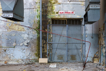 Brama wyjazdowa z nieczynnej hali fabrycznej - obrazy, fototapety, plakaty