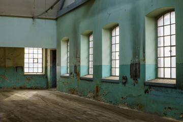 Okna fabryczne w opróżnionym warsztacie naprawczym  © FotoArt MP