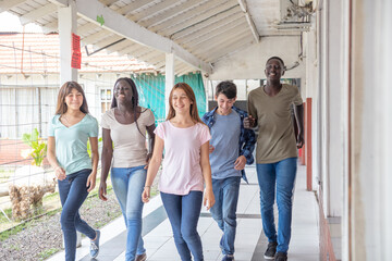 Obraz premium Group of mixed races happy teenagers laughing at school