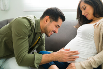 Obraz premium Smiling husband and wife thrilled for their new baby