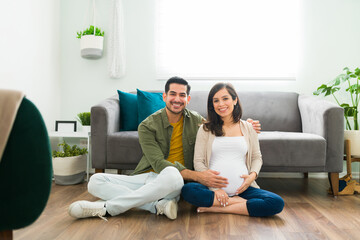 Obraz premium Portrait of a husband and pregnant wife expecting a child