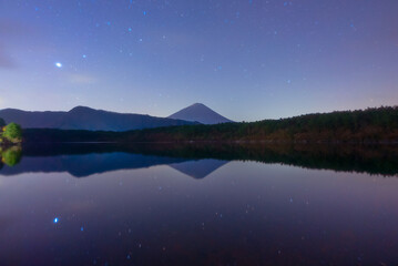 Fototapeta premium 湖面に映る富士