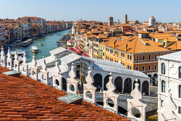 Fototapeta na wymiar The Rialto Bridge and the Grand Canal viewed from the roof terrace of the Fondaco dei Tedeschi, Venice, Italy